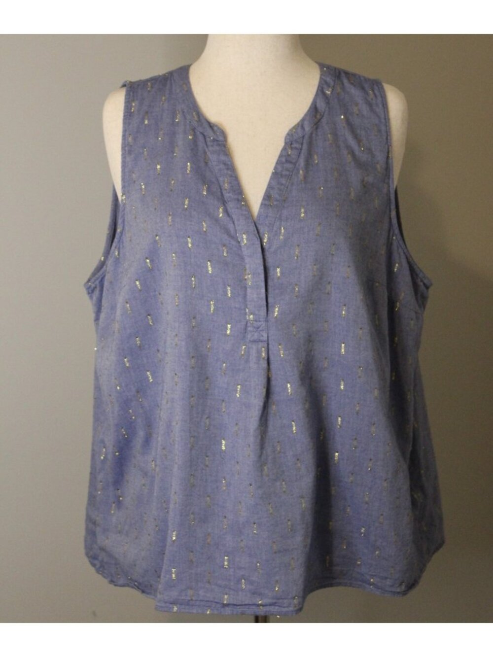 Crown & Ivy Curvy 1X Chambray Blue Sleeveless Top with Metallic Gold Detail